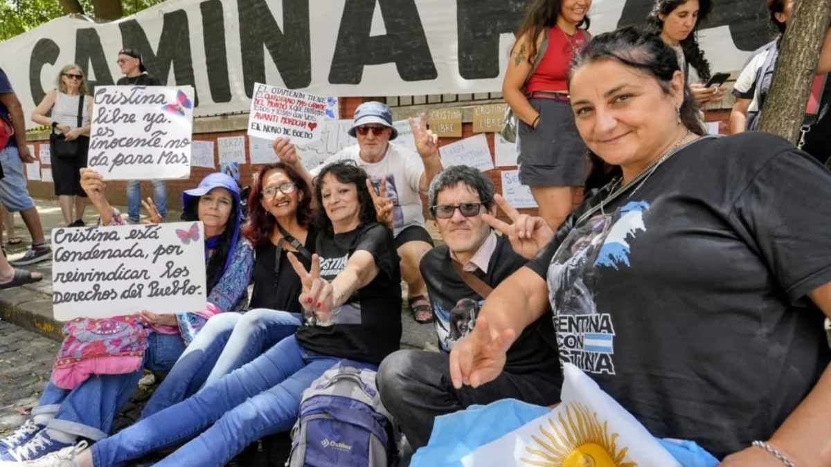 Banderas y mensajes de apoyo se desplegaron en la puerta del sanatorio mientras continúa la expectativa por su evolución.
