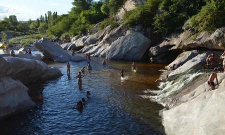 El balneario Los Remansos es un punto turístico clave en Traslasierra, pero sus corrientes internas representan un riesgo constante para quienes desconocen la zona. El balneario Los Remansos es un punto turístico clave en Traslasierra, pero sus corrientes internas representan un riesgo constante para quienes desconocen la zona.
