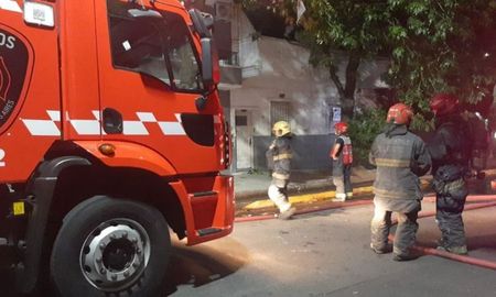 Vecinos salvaron a una bebé arrojada desde un balcón en medio de un incendio Vecinos salvaron a una bebé arrojada desde un balcón en medio de un incendio