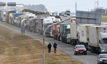 A una semana del inicio de la protesta que se lleva adelante en las rutas de todo el país, los transportistas este martes junto a la CTA encabezarán una concentración y acto en la intersección de la Avenida 9 de julio y Diagonal Norte. A una semana del inicio de la protesta que se lleva adelante en las rutas de todo el país, los transportistas este martes junto a la CTA encabezarán una concentración y acto en la intersección de la Avenida 9 de julio y Diagonal Norte.