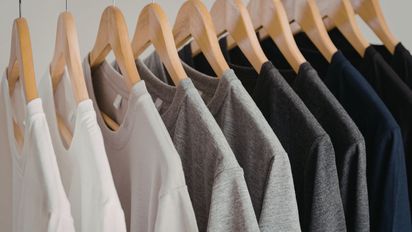 Las mejores elecciones de remera si tenés brazos anchos: tips simples que estilizan