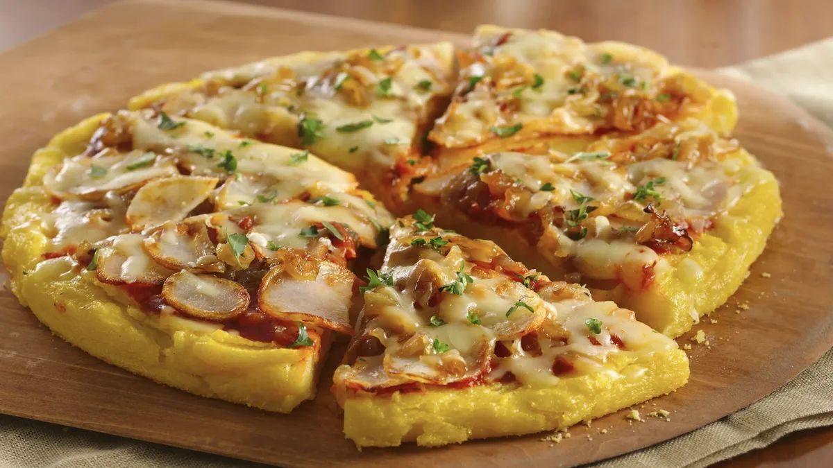 Esta pizza no lleva harina y se prepara con polenta cocida.