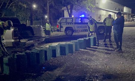 El material estupefaciente estaba dentro de la caja trasera de una Volkswagen Amarok radicada en Clorinda. El material estupefaciente estaba dentro de la caja trasera de una Volkswagen Amarok radicada en Clorinda.