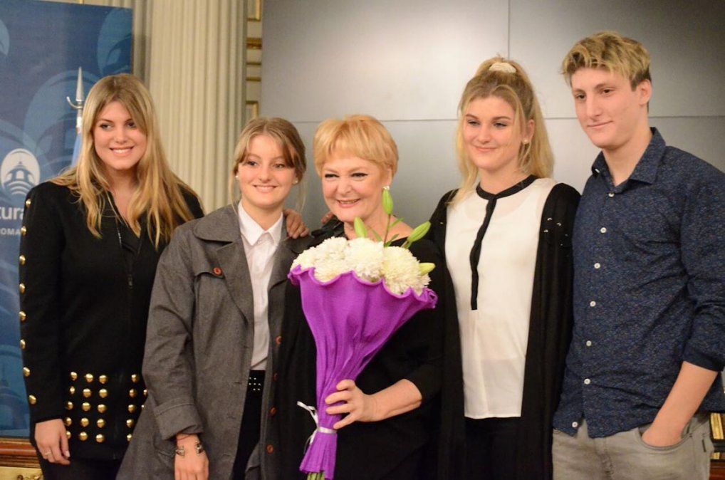 La actriz junto a sus nietos, quienes "no la dejan sola", según confesó. 