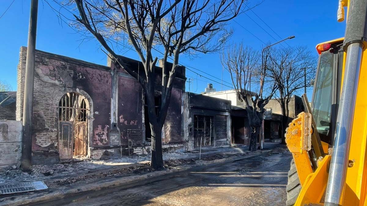 Por lo espeso del humo y la voracidad del fuego, el frente de las casas y los árboles quedaron completamente teñidos de negro. Por lo espeso del humo y la voracidad del fuego, el frente de las casas y los árboles quedaron completamente teñidos de negro.
