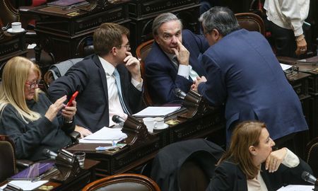 Los diputados Miguel Ángel Pichetto, Germán Martínez y Nicolás Massot durante la sesión especial para considerar los expedientes sobre sistema Integrado de Jubilaciones y Pensiones. Foto NA: MARIANO SANCHEZ Los diputados Miguel Ángel Pichetto, Germán Martínez y Nicolás Massot durante la sesión especial para considerar los expedientes sobre sistema Integrado de Jubilaciones y Pensiones. Foto NA: MARIANO SANCHEZ