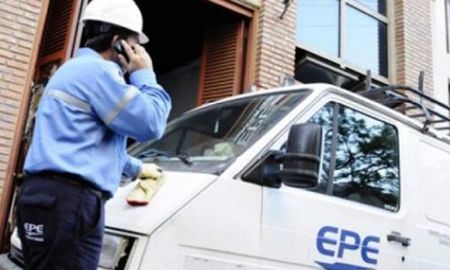 Los trabajadores de la EPE deberán solucionar al menos 120 reclamos tras la tormenta en Santa Fe. Los trabajadores de la EPE deberán solucionar al menos 120 reclamos tras la tormenta en Santa Fe.