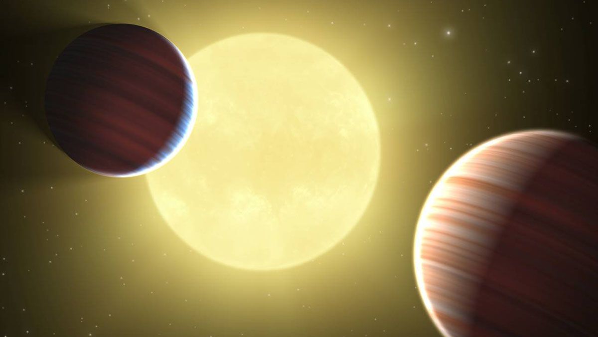 Cuando un planeta pasa por delante de una estrella (visto desde la Tierra), disminuye el brillo de la estrella y se sospecha de que hay algo ahí, que puede ser un exoplaneta (un planeta fuera del Sistema Solar).