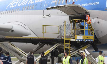 En rueda de prensa, tras haber recibido el vuelo y de un saludo a la tripulación, el presidente de Aerolíneas Argentinas, Pablo Ceriani expresó su “satisfacción”, por la tarea realizada y se pronunció por la concreción de “muchos vuelos más”.Foto: Télam En rueda de prensa, tras haber recibido el vuelo y de un saludo a la tripulación, el presidente de Aerolíneas Argentinas, Pablo Ceriani expresó su “satisfacción”, por la tarea realizada y se pronunció por la concreción de “muchos vuelos más”.Foto: Télam