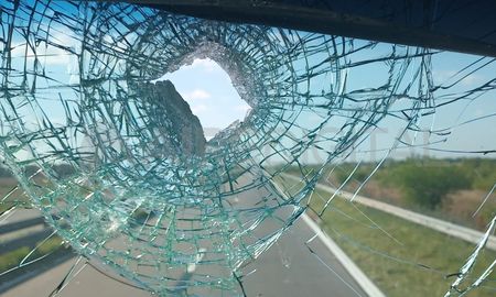 Perforado. Así quedó el vidrio del camión tras el impacto. Perforado. Así quedó el vidrio del camión tras el impacto.