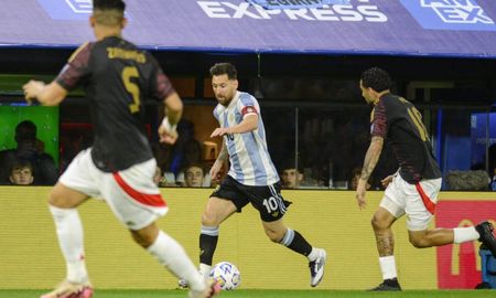 La Selección Argentina estrenó su camiseta retro en el partido ante Perú. La Selección Argentina estrenó su camiseta retro en el partido ante Perú.