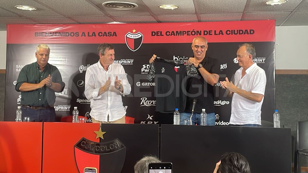 Bicho Godano y la presentación de Ivan Delfino como DT de Colón en conferencia de prensa.