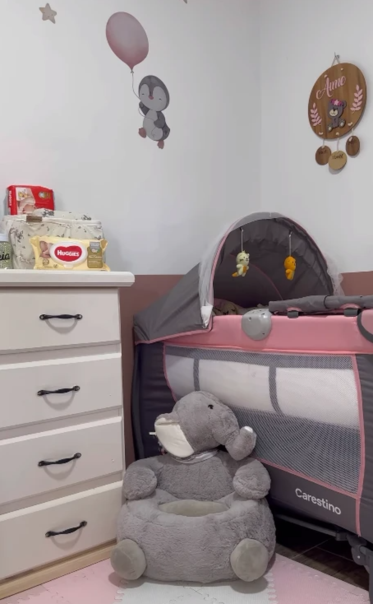 Daniela y Thiago equiparon el cuarto con cunas de un costo de 200 mil pesos. Daniela y Thiago equiparon el cuarto con cunas de un costo de 200 mil pesos.