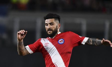 Elías Gómez tenía todo acordado con Independiente, pero cambió su decisión a último momento y se convertirá en jugador del Club Atlético River Plate. Elías Gómez tenía todo acordado con Independiente, pero cambió su decisión a último momento y se convertirá en jugador del Club Atlético River Plate.