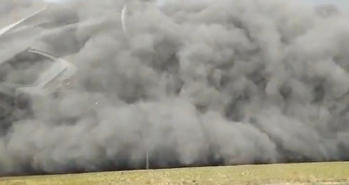 Las fuertes ráfagas de viento en Corrientes generaron una gigantesca nube de humo que llegó hasta Asunción del Paraguay.