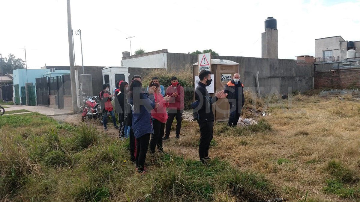 Los vecinos se concentraron fuera del terreno y pidieron respuestas. 