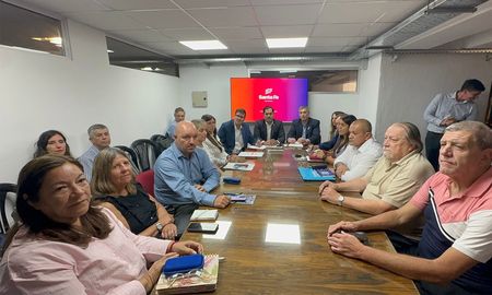 En el marco de las negociaciones paritarias con el Gobierno de Santa Fe, los gremios docentes realizaron un balance exhaustivo sobre la propuesta recibida. En el marco de las negociaciones paritarias con el Gobierno de Santa Fe, los gremios docentes realizaron un balance exhaustivo sobre la propuesta recibida.