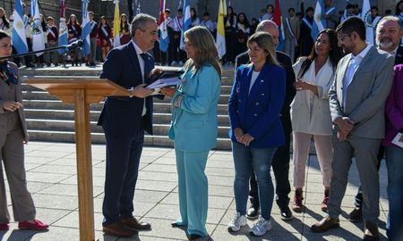 Javkin hizo entrega formal a la presidenta del Concejo Municipal del proyecto de ordenanza para la autonomía de la ciudad. Javkin hizo entrega formal a la presidenta del Concejo Municipal del proyecto de ordenanza para la autonomía de la ciudad.