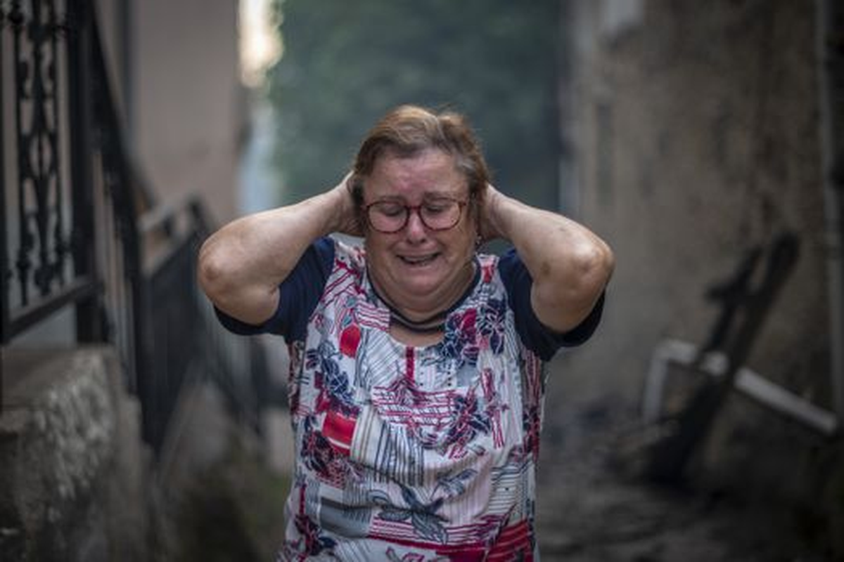 Una vecina de la localidad de Alixo (O Barco de Valdeorras) llora al observar los daños causados por las llamas.Foto: EFE - Brais Lorenzo