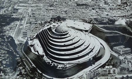 El Helicoide, ubicado en Caracas, fue concebido en los años 50 como centro comercial, pero desde 2015 funciona como sede del SEBIN y se convirtió en uno de los símbolos más emblemáticos de la represión estatal en el país. El Helicoide, ubicado en Caracas, fue concebido en los años 50 como centro comercial, pero desde 2015 funciona como sede del SEBIN y se convirtió en uno de los símbolos más emblemáticos de la represión estatal en el país.