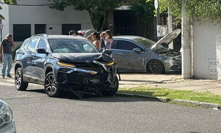 Un Chevrolet Cruze terminó sobre la vereda tras protagonizar un accidente con una camioneta en Crespo y Urquiza. Un Chevrolet Cruze terminó sobre la vereda tras protagonizar un accidente con una camioneta en Crespo y Urquiza.