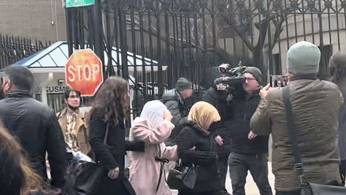 La madre y la hermana menor del terrorista. Vinieron de Uzbekistán para pedir por la vida de Saipov.