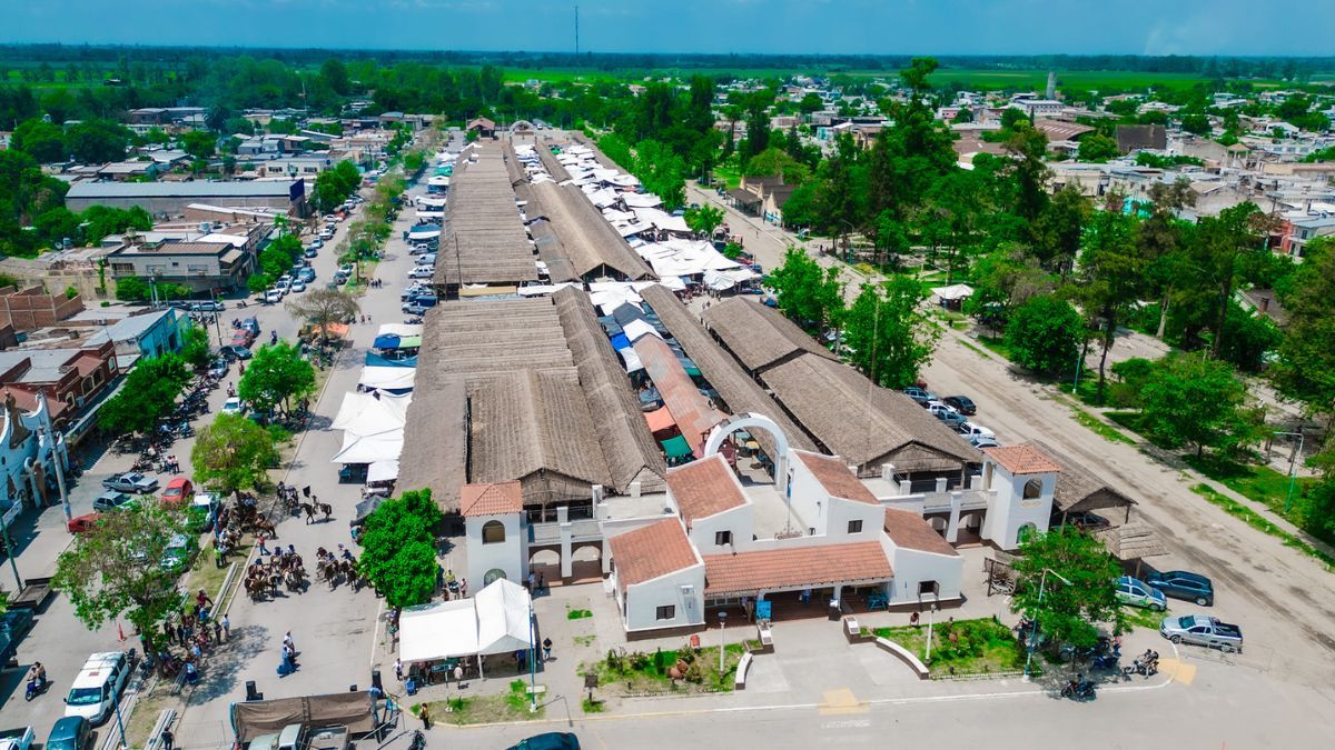 Simoca celebra su identidad con dos grandes eventos: la Fiesta Nacional del Sulky y la Fiesta Nacional de la Feria, que convocan a miles de visitantes cada año. Simoca celebra su identidad con dos grandes eventos: la Fiesta Nacional del Sulky y la Fiesta Nacional de la Feria, que convocan a miles de visitantes cada año.
