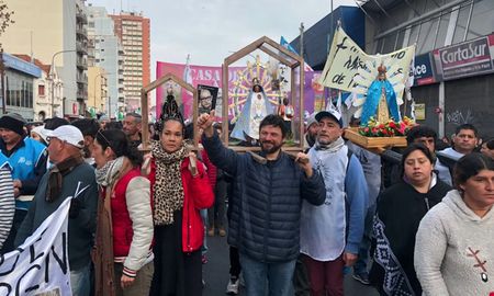 Una de las presencias más destacadas fue la del líder del Frente Patria Grande, Juan Grabois, quien amenaza con abandonar el Frente de Todos a raíz de las medidas de ajuste. Una de las presencias más destacadas fue la del líder del Frente Patria Grande, Juan Grabois, quien amenaza con abandonar el Frente de Todos a raíz de las medidas de ajuste.