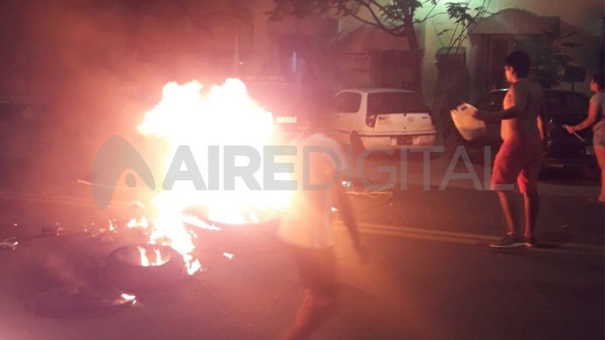 Con gomas y a los gritos un grupo de personas que serían familiares de un joven de 17 años que permanece internado en un efector público, cortaron el tránsito sobre la avenida.