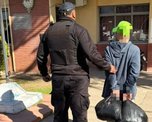 Fue durante un control preventivo. El joven tiene 24 años. Llevaba un objeto similar a un revólver.
