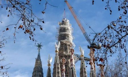 La colocación de la cruz de 17 metros marca el punto más alto de la basílica, respetando el límite simbólico de la montaña de Montjuïc impuesto por Gaudí. La colocación de la cruz de 17 metros marca el punto más alto de la basílica, respetando el límite simbólico de la montaña de Montjuïc impuesto por Gaudí.