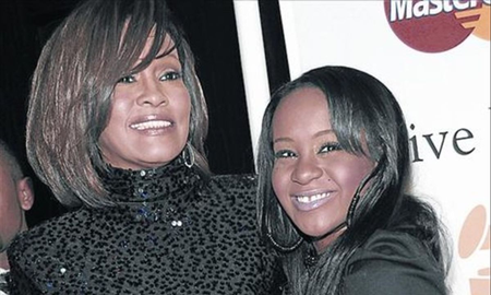 Bobby Brown está convencido de que el joven, estuvo involucrado de alguna manera en la muerte de Whitney Houston y en la de su hija.