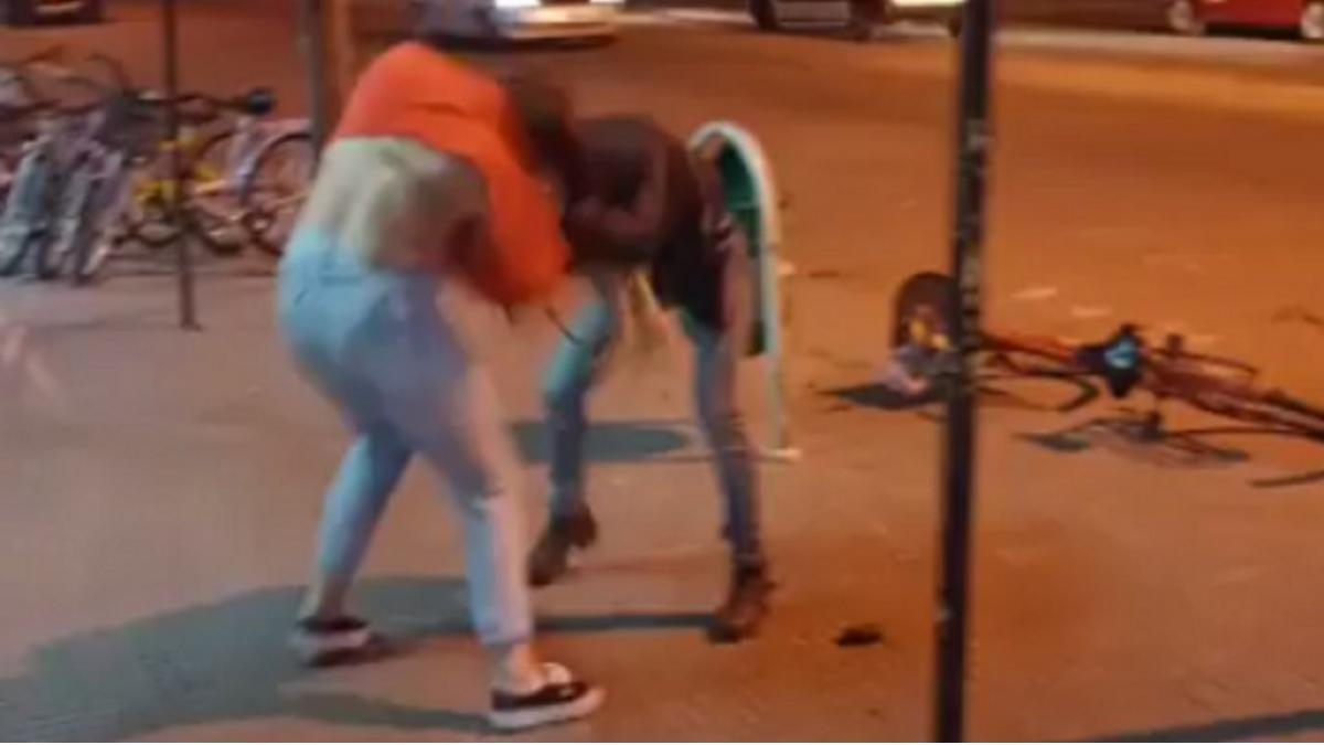 Una mujer se coló en la fila de la verdulería y se peleó con otra.