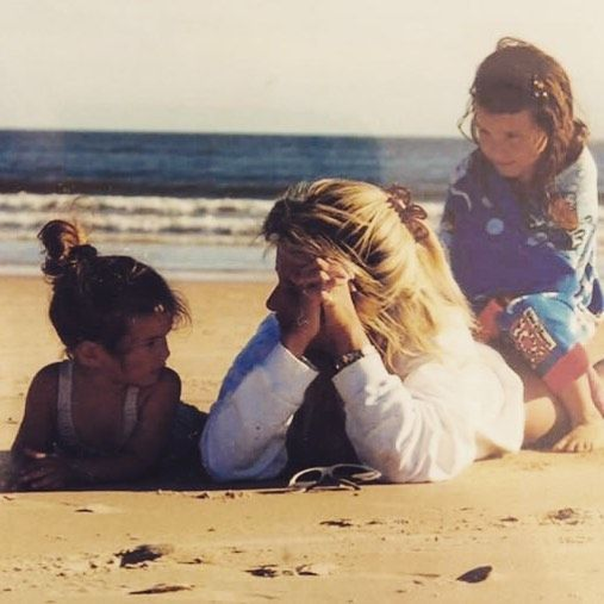 Gabriela junto a sus hijas, María y Delfina, de pequeñas. Gabriela junto a sus hijas, María y Delfina, de pequeñas.