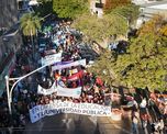 Docentes, estudiantes, no docentes y miembros de la comunidad participaron de la Marcha Federal Universitaria para pedir por el cumplimiento de la ley de financiamiento. Docentes, estudiantes, no docentes y miembros de la comunidad participaron de la Marcha Federal Universitaria para pedir por el cumplimiento de la ley de financiamiento.