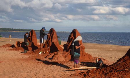 Sorpresa a orillas del Paraná: las estaciones del Vía Crucis aparecieron esculpidas en arena