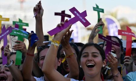 francisco insto a los jovenes chilenos a ?mover el piso? de la iglesia y rejuvenecerla francisco insto a los jovenes chilenos a ?mover el piso? de la iglesia y rejuvenecerla