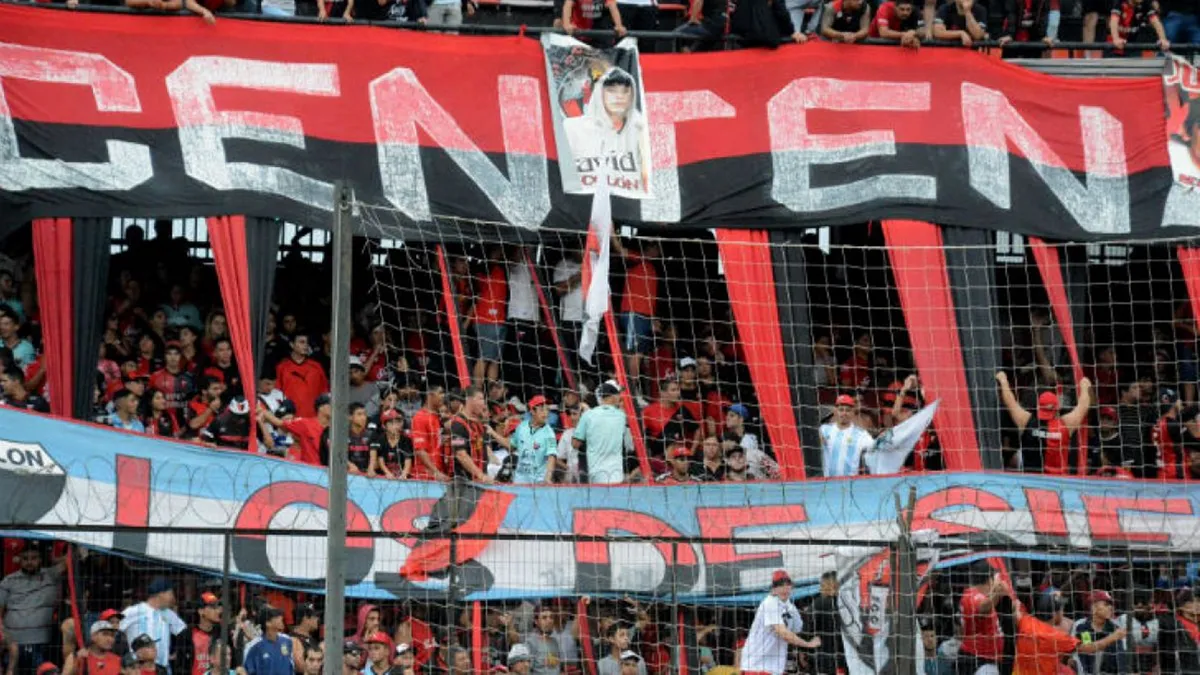 Los hinchas de Colón en el estadio Brigadier López. Los hinchas de Colón en el estadio Brigadier López.
