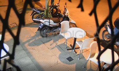 La captura del video donde se ve al ladrón subido a la moto para emprender la fuga La captura del video donde se ve al ladrón subido a la moto para emprender la fuga