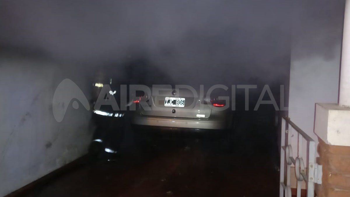 La imagen que muestra como fue el incendio dentro de la cochera de avenida Freyre.