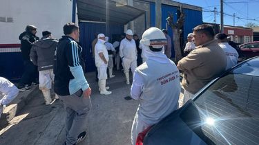 Tras una extensa audiencia en Trabajo, la empresa acordó mantener 25 empleos y retomar la producción. El gremio negocia la situación de los despedidos.