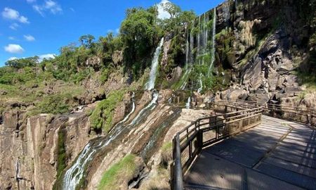 triste imagen de las cataratas del iguazu, sin turistas ni agua triste imagen de las cataratas del iguazu, sin turistas ni agua