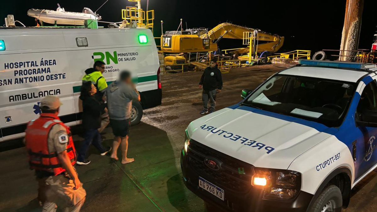 El hecho se produjo cuando dos embarcaciones realizaban un traslado en convoy desde el muelle local con destino al puerto de Quequén. El hecho se produjo cuando dos embarcaciones realizaban un traslado en convoy desde el muelle local con destino al puerto de Quequén.