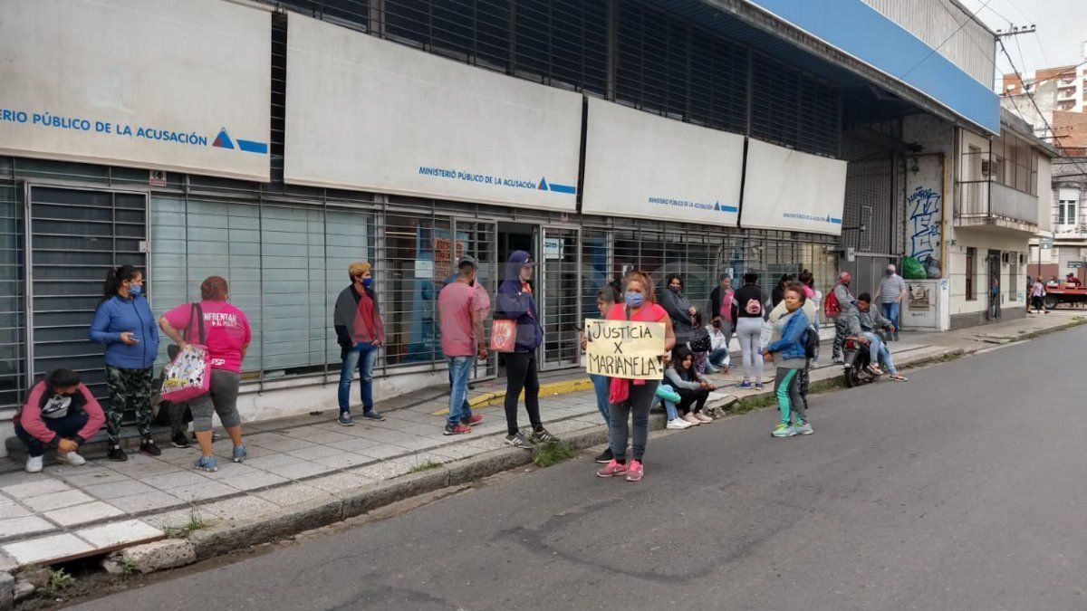 Un grupo de personas aguardaba en la puerta del Ministerio Público de la Acusación que la madre de Marianela sea recibida por el fiscal que investiga la causa
