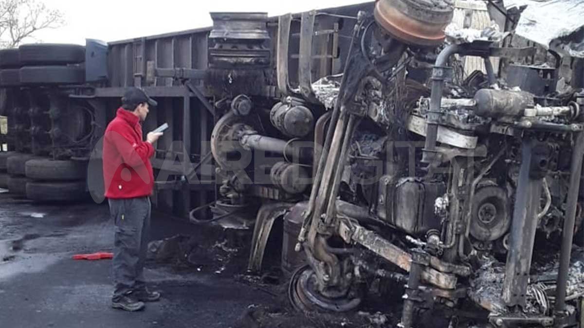 Luego del incendio que pudo ser sofocado, se aguardaba la remoción de la unidad que quedó volcada sobre la calzada