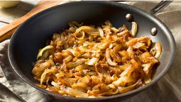 altText(Cebolla caramelizada casera: el secreto para lograr una textura melosa y sabor profundo)}