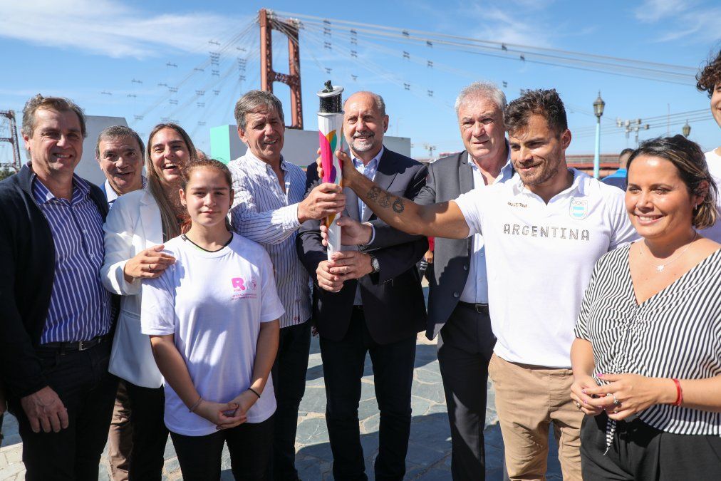 Los deportistas Kiara Francos y Joaquín Mesa cruzaron la antorcha por el puente colgante.