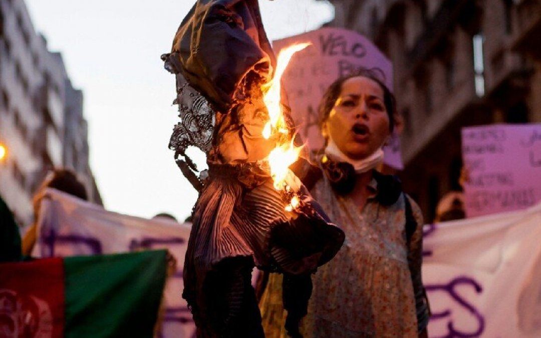 Feministas en Barcelona exigen respuesta internacional para mujeres afganas