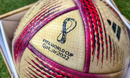 La Fifa presentó el balón que se usará en las semifinales, el duelo por el tercer puesto y la gran final de la Copa del Mundo. La Fifa presentó el balón que se usará en las semifinales, el duelo por el tercer puesto y la gran final de la Copa del Mundo.