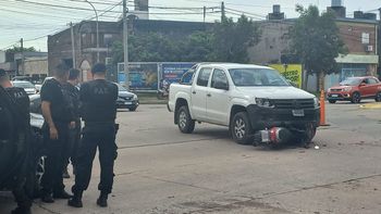 Choque entre una camioneta y una moto en Avenida Peñaloza: un hombre fue trasladado al Cullen